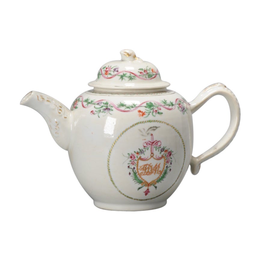 Armorial Chinese Porcelain Large Teapot Chine de Commande, 18th Century For Sale