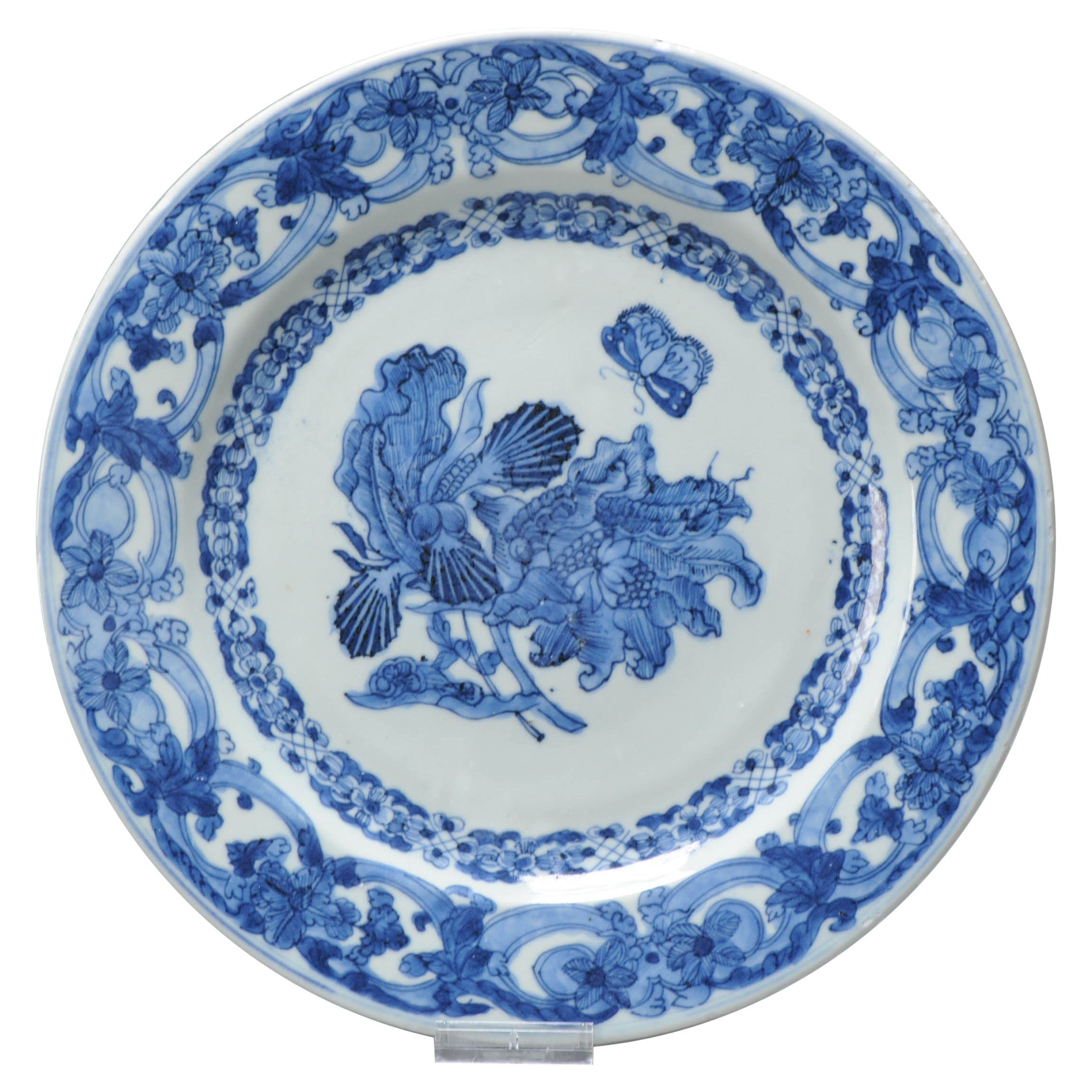 Antique plat bleu cobalt décoré de fleurs Sybille Merian chinois, 18ème siècle