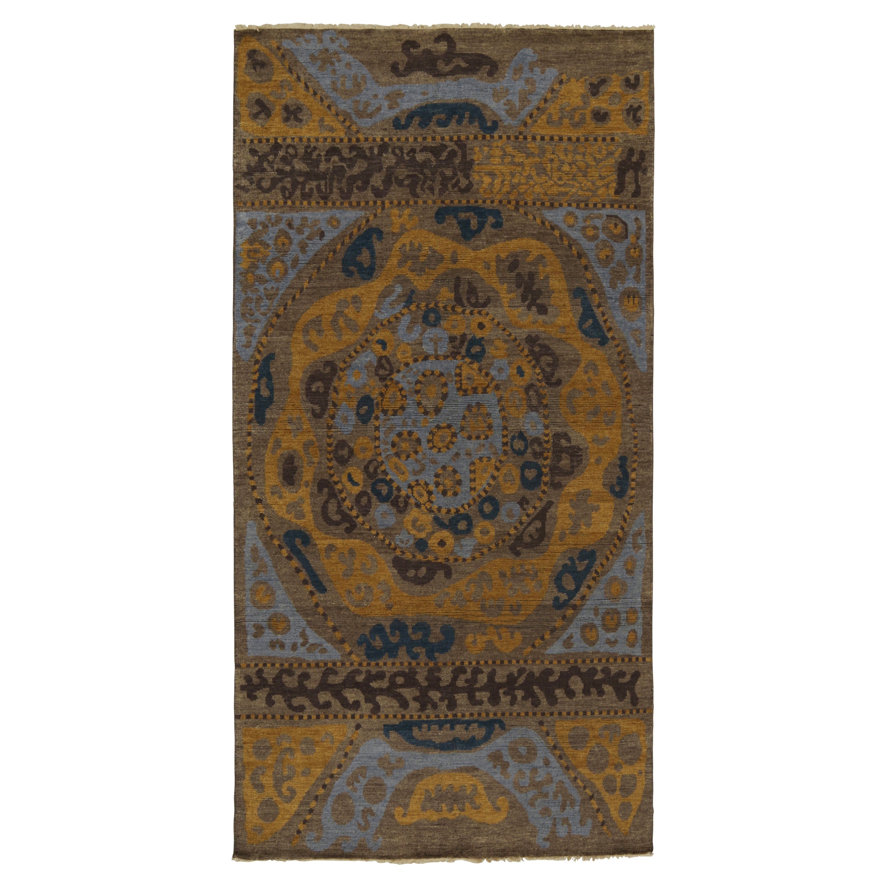 Tapis d'inspiration tribale de Rug & Kilim à motifs géométriques bleus, bruns et dorés en vente
