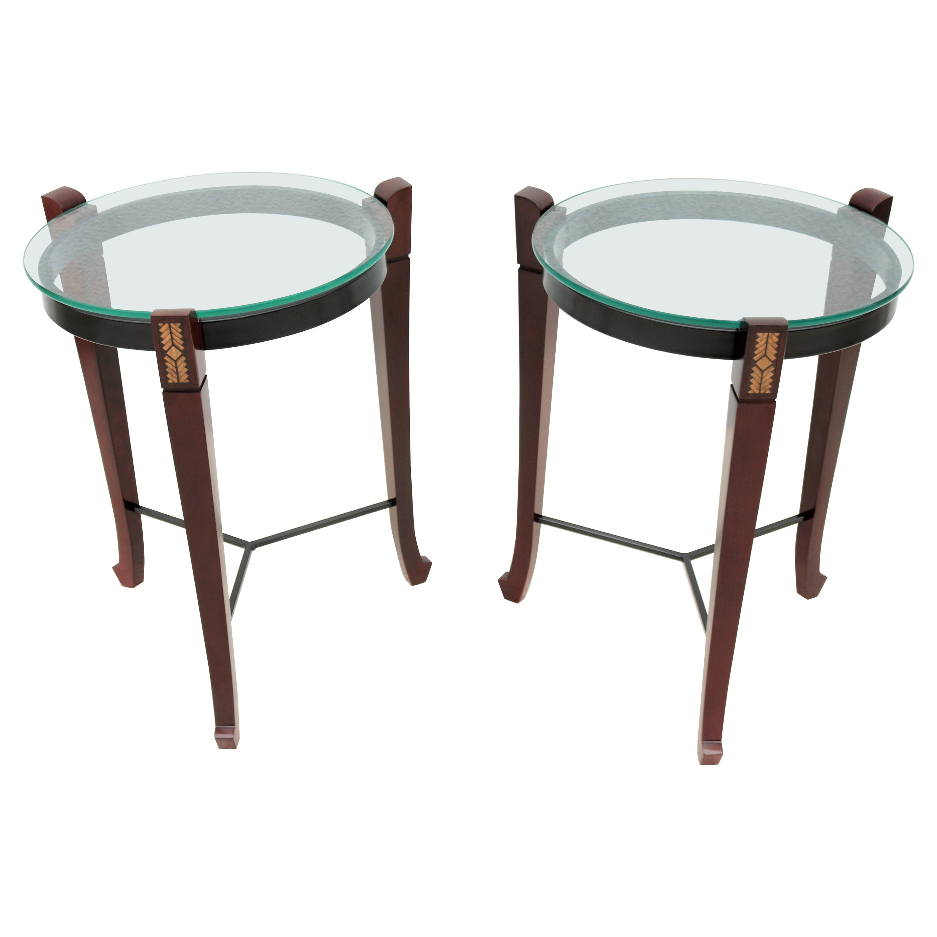Tables d'appoint rondes traditionnelles en bois de cerisier et verre transparent - une paire en vente