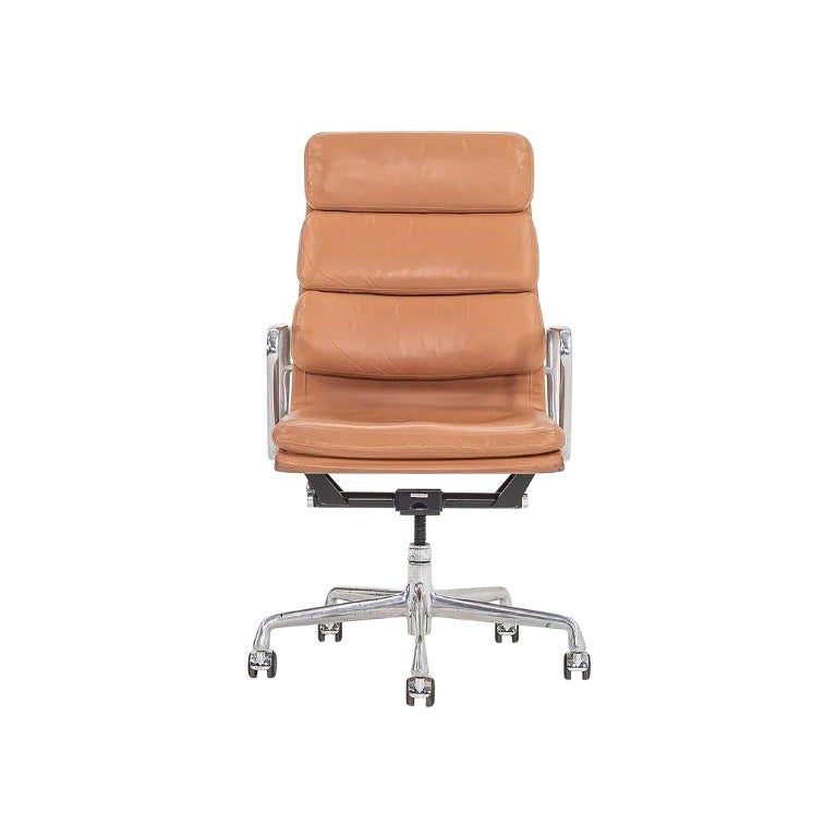 2004 Chaises de bureau de direction Eames Soft Pad d'Herman Miller, en cuir fauve