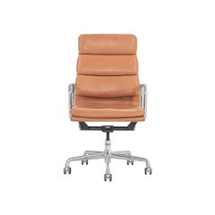 2004 Chaises de bureau de direction Eames Soft Pad d'Herman Miller, en cuir fauve