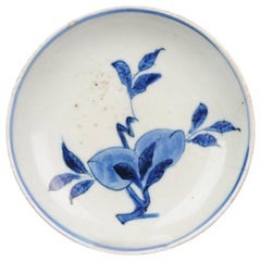 Petite assiette en porcelaine chinoise Ming, pêche, 16/17e siècle
