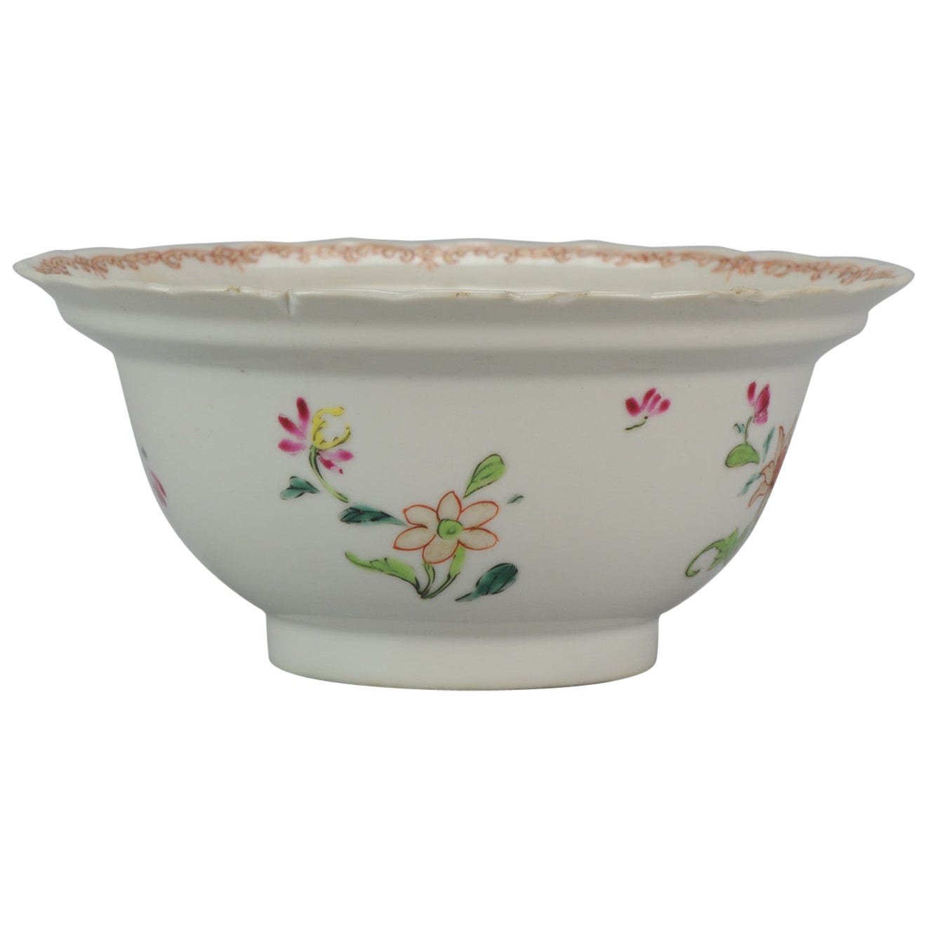 Plat rare en porcelaine chinoise ancienne à motif de fleurs de famille roses, 18ème siècle