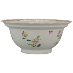 Plat rare en porcelaine chinoise ancienne à motif de fleurs de famille roses, 18ème siècle
