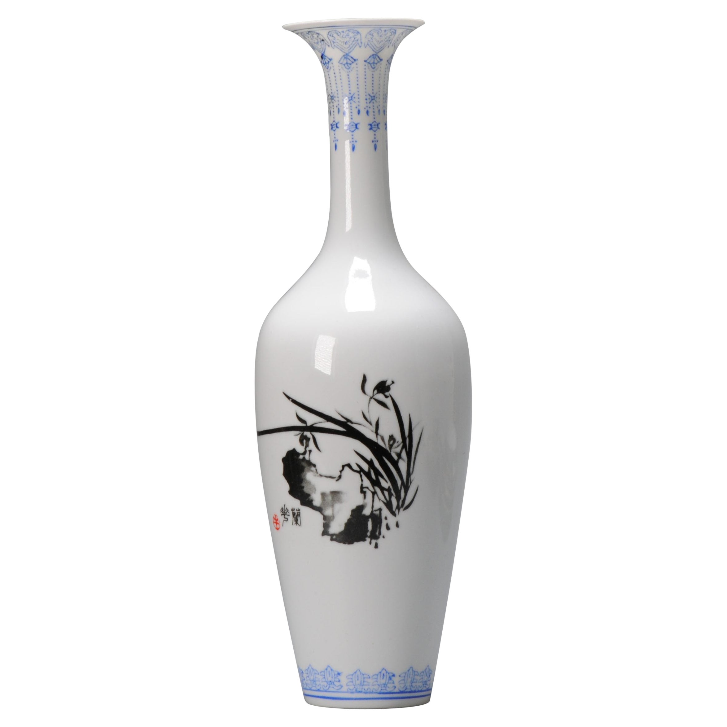 Vintage Porcelaine chinoise Proc Vase Paysage Qianlong, 1989 ou antérieur en vente