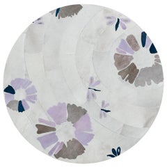 Sasha Bikoff X Art Hide Anpassbarer runder Shibori-Teppich aus weißem und grauem Rindsleder