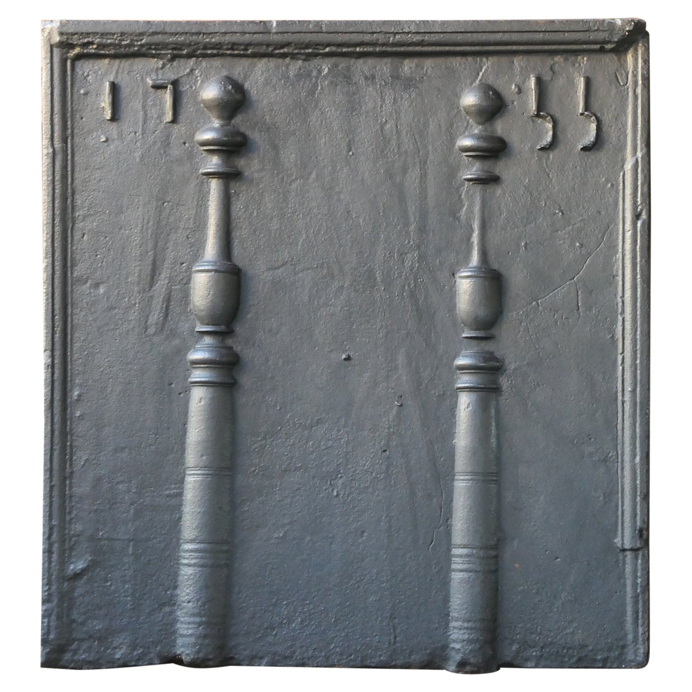 Rivestimento del camino francese del XVIII secolo con colonne d'Ercole, datato 1755