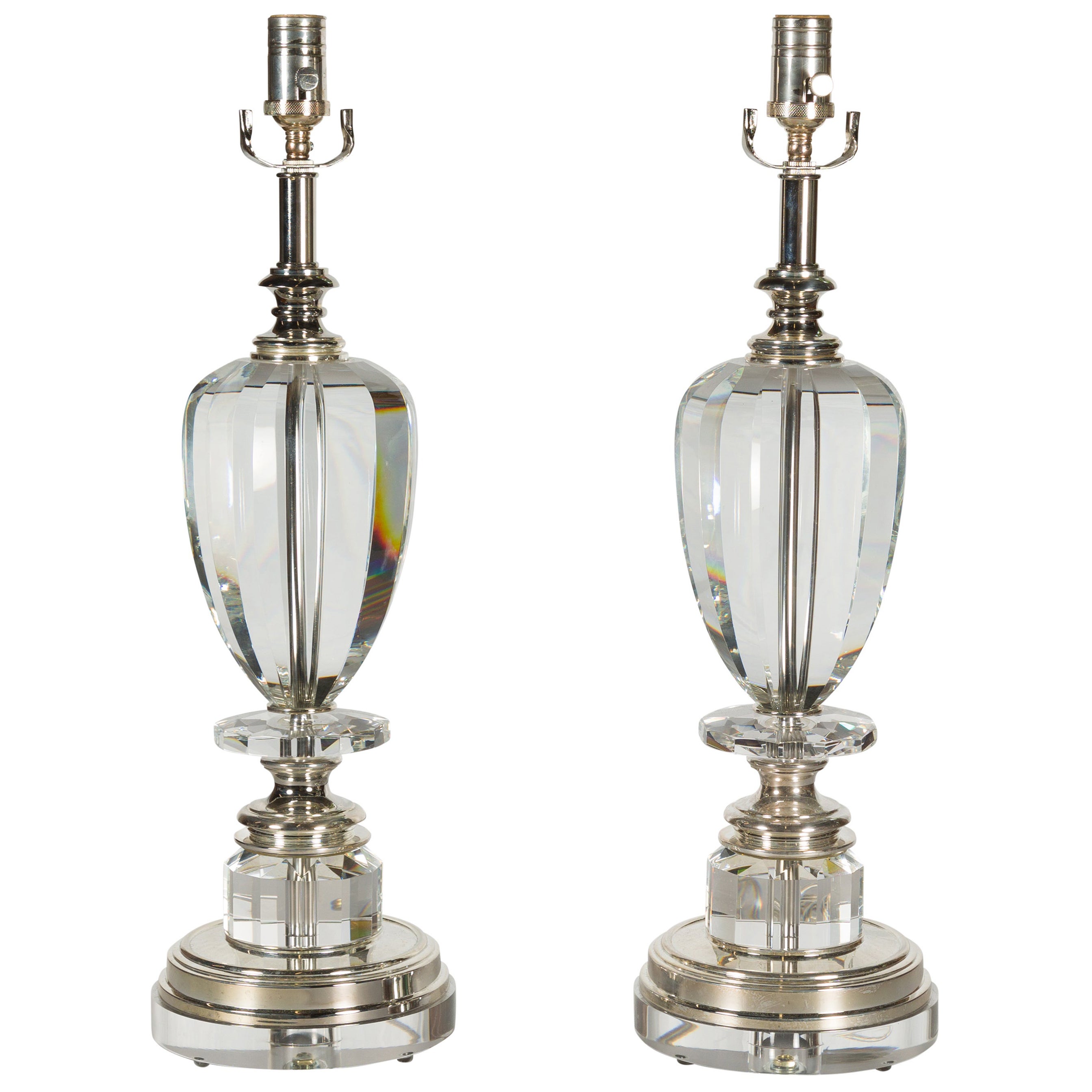 Paire de lampes de table à une lumière en cristal français du milieu du siècle dernier sur socles en lucite en vente