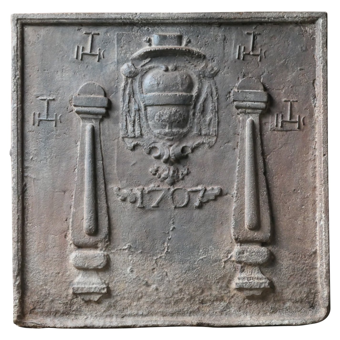 Plaque de cheminée du 18ème siècle « Pillars with IHS Monograms » en vente