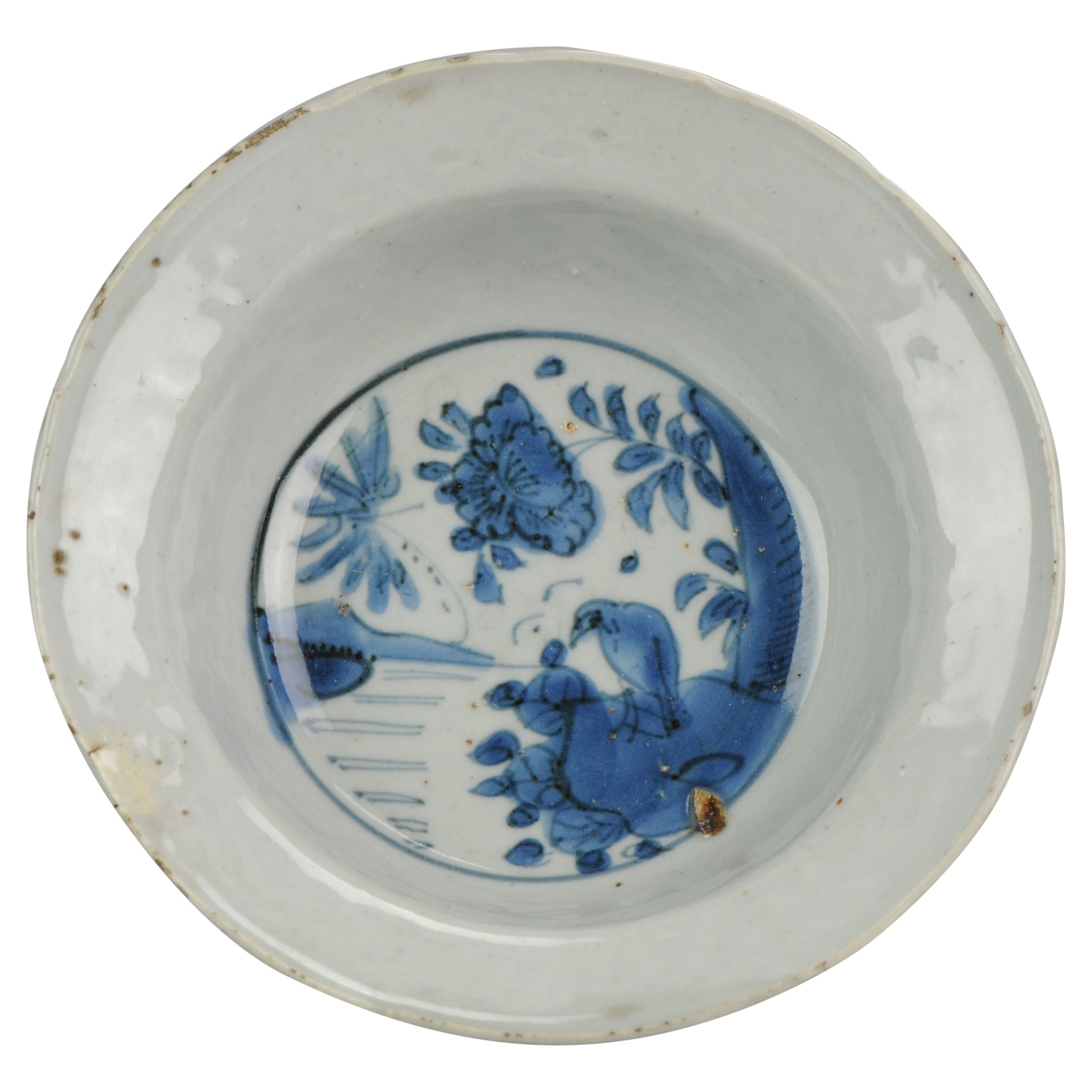 Antiker chinesischer Kuppelmarkt-Porzellanteller mit Klapmuts-Blumenmotiven aus dem 16. Jahrhundert im Angebot