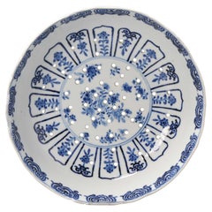 Ancienne passoire chinoise Fleurs Porcelaine Dynastie Qing Chine,  1750