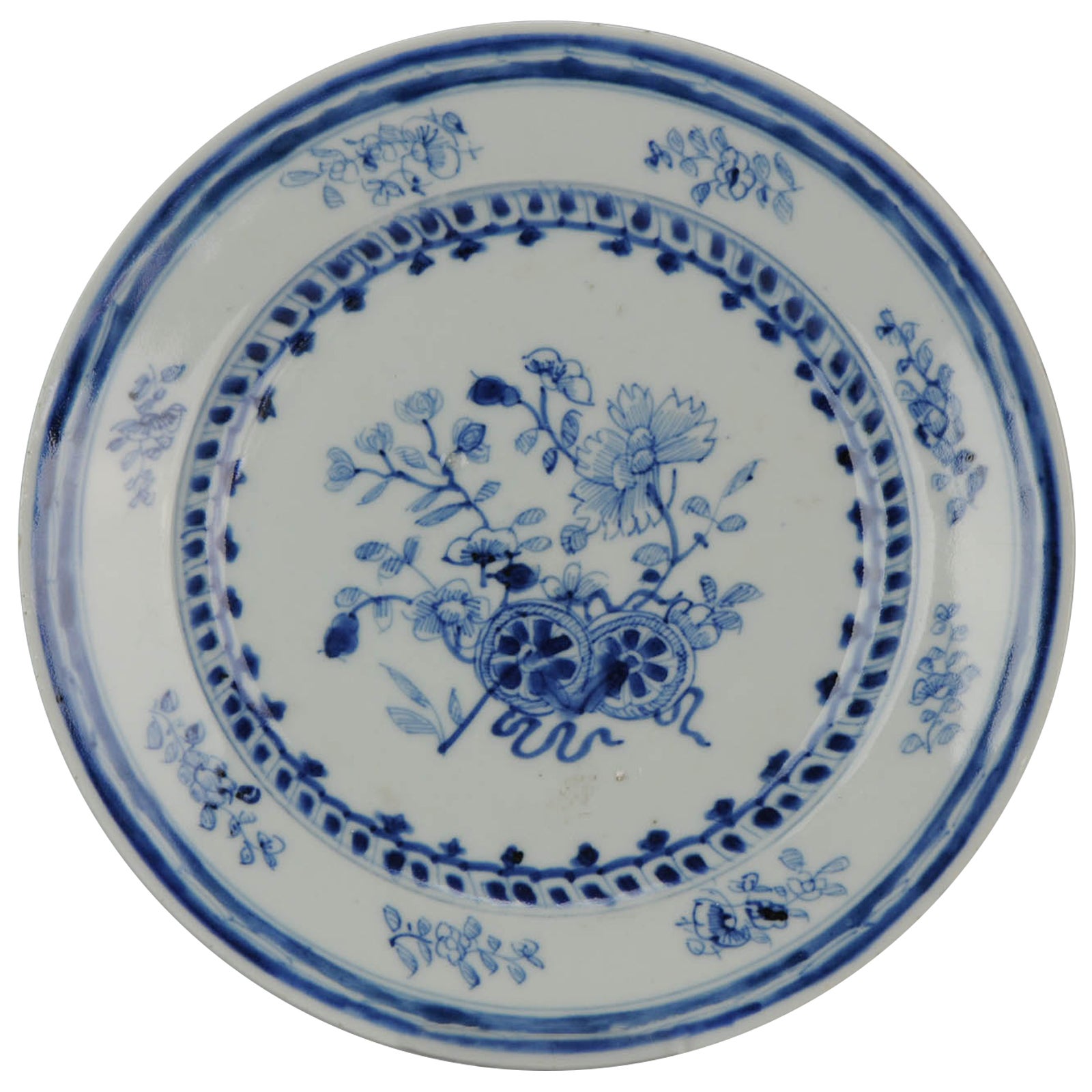 Grande assiette chinoise ancienne d'époque Qianlong avec scène de jardin, 18ème siècle en vente