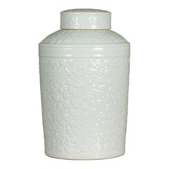 Asiatisches JAR aus weißem Porzellan mit Deckel und Blattwerkmotiven