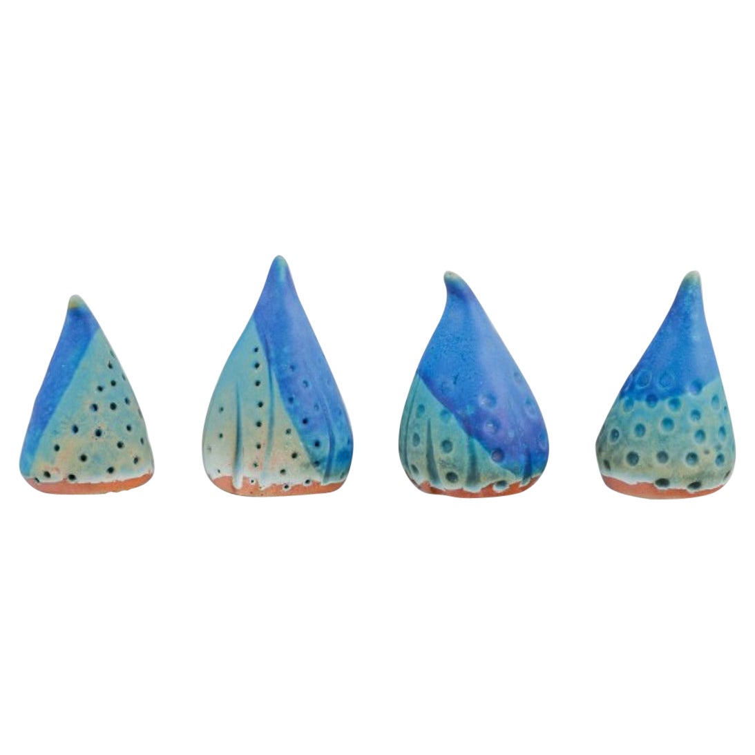 Linda Mathison. Quatre petites sculptures en céramique à glaçure turquoise.