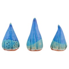 Linda Mathison. Trois petites sculptures en céramique à glaçure turquoise.