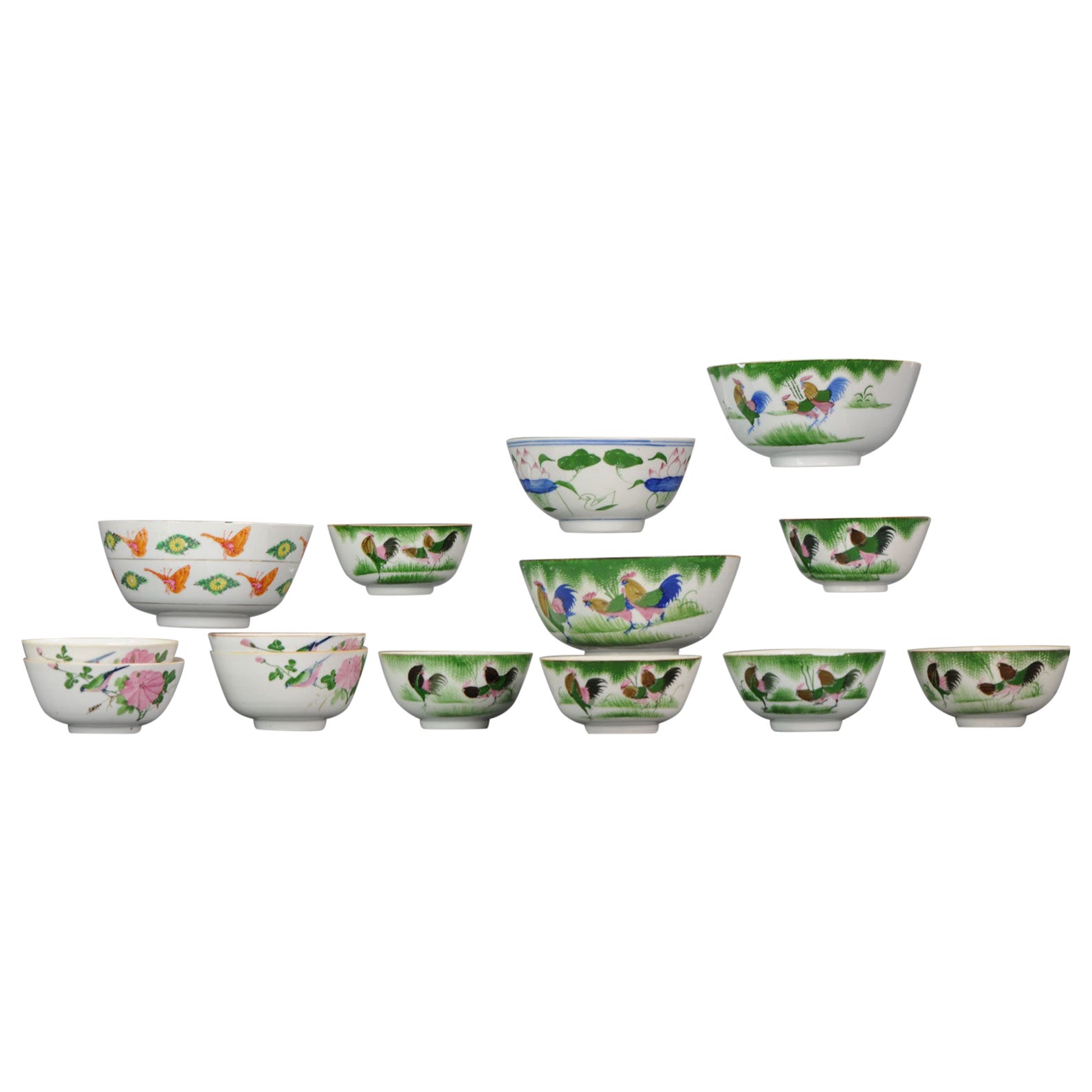 Ensemble de 12 jolis bols procuré chinois avec coqs et oiseaux en porcelaine chinoise en vente