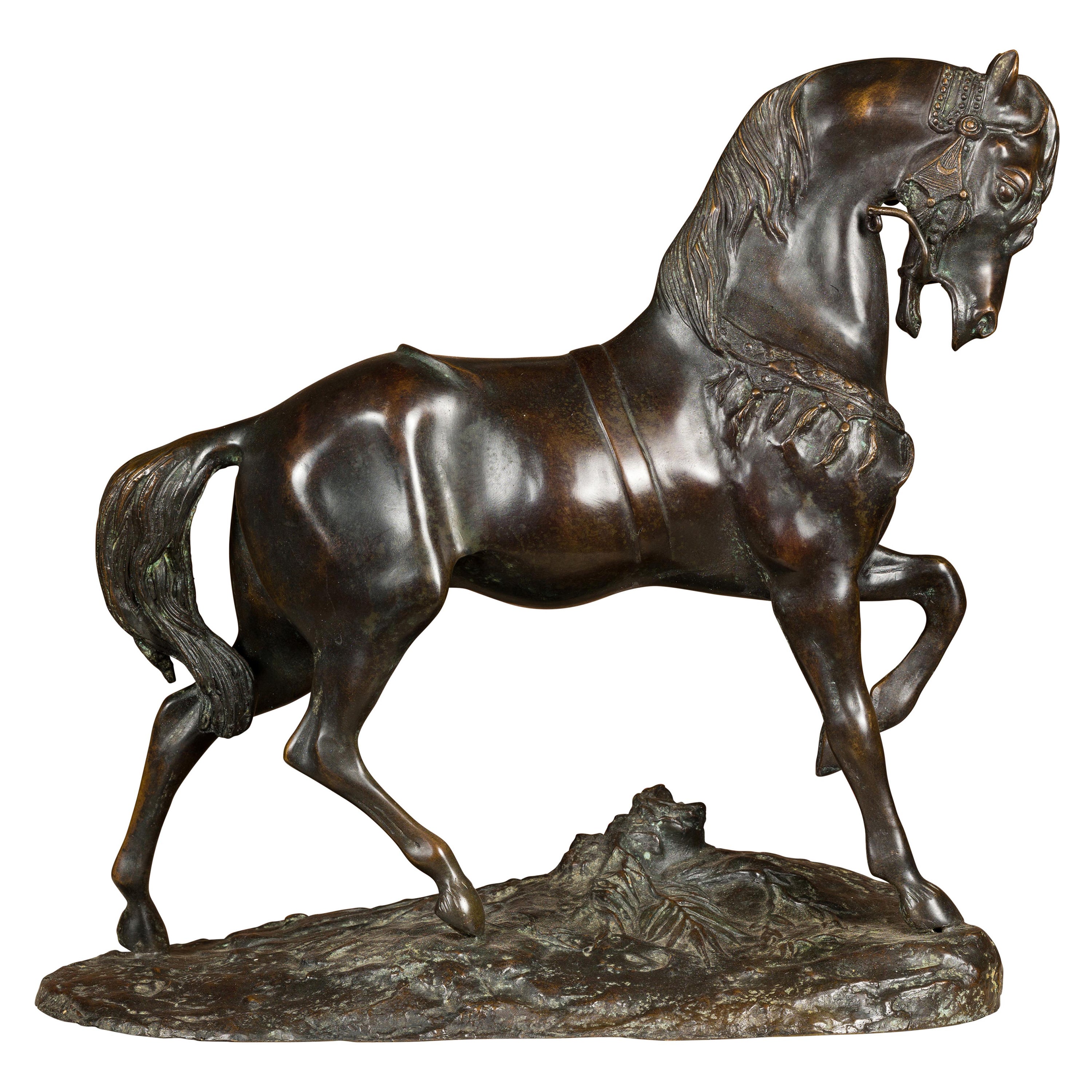 Antoine-Louis Barye Sculpture de cheval en bronze avec pied gauche relevé et patine foncée