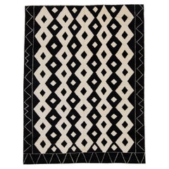 Handgefertigter moderner Wollteppich im marokkanischen Stammesstil mit elfenbeinfarbenem und schwarzem Design
