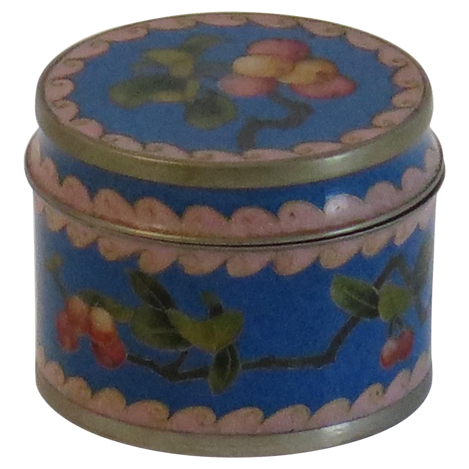 Petite boîte chinoise à couvercle cloisonné décorée de pêches, Circa 1930 en vente