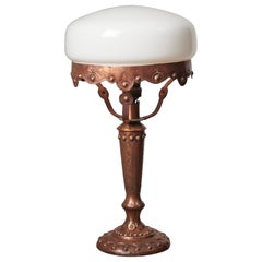 Art Nouveau sueco Lámpara de mesa de latón y cristal opalino