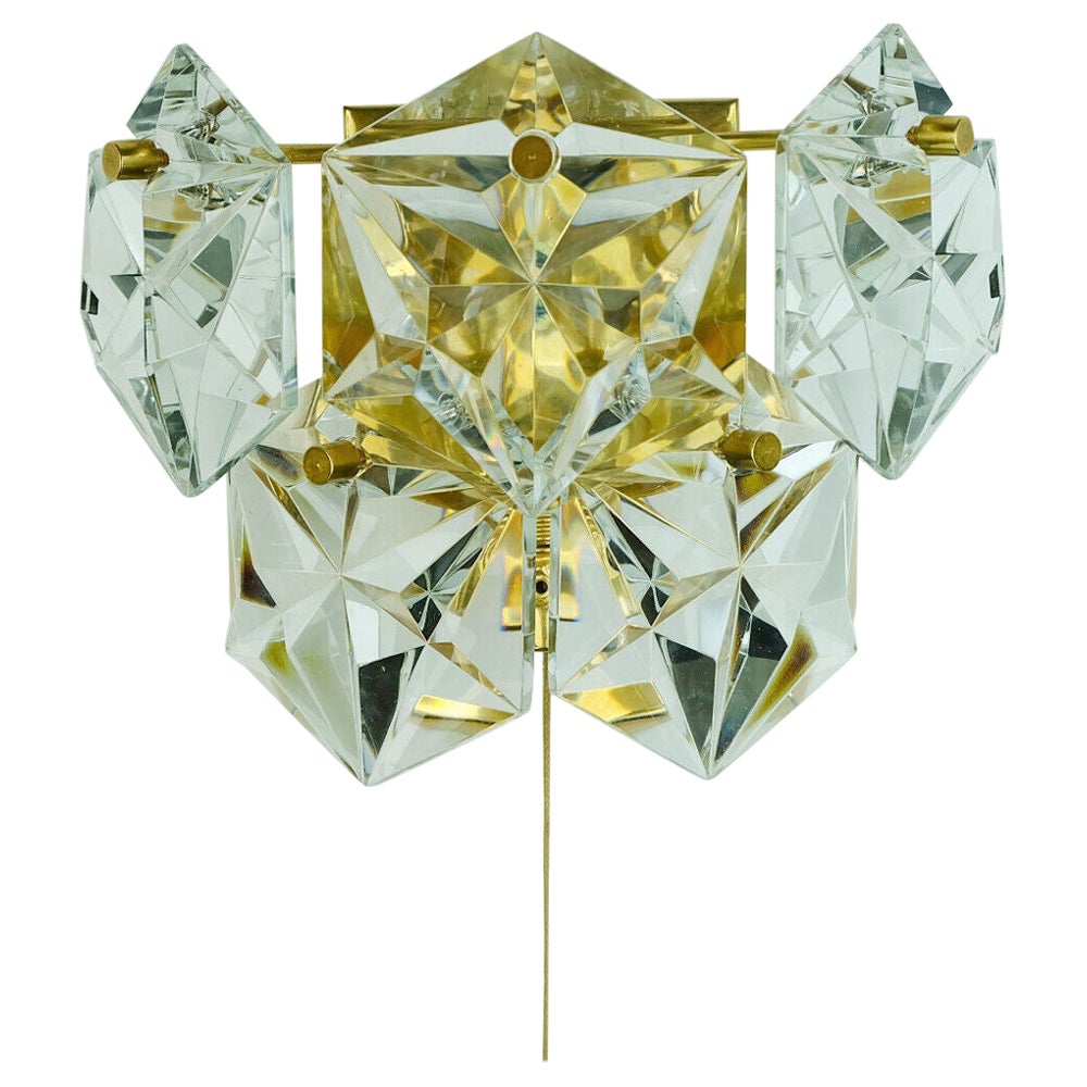 elegant Kinkeldey Mitte des Jahrhunderts SCONCE Kristallglasprismen und vergoldetes Metall im Angebot