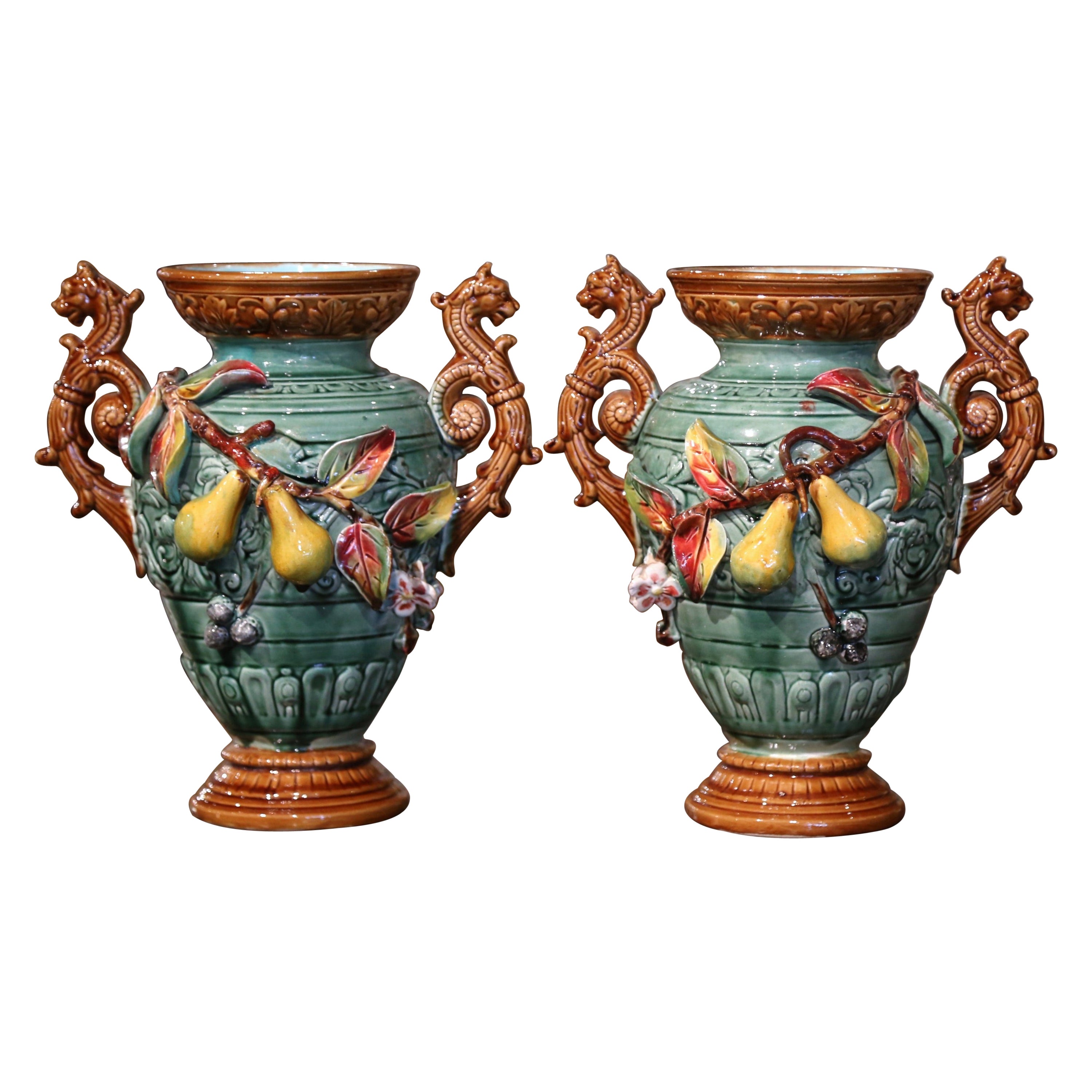 Paar französische handbemalte Barbotine-Vasen des 19. Jahrhunderts mit Obstmotiven