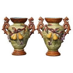 Paire de vases en céramique Barbotine du 19e siècle, peints à la main, avec motifs de fruits