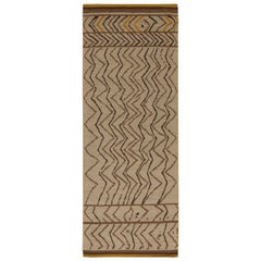Rug & Kilim's Moroccan Style Rug in Beige-Brown Chevrons with Gold Accents (tapis de style marocain à chevrons beige et marron avec des accents dorés)