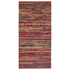 Rug & Kilim's Marokkanischer Teppich in Rosa mit lebhaften mehrfarbigen Streifen