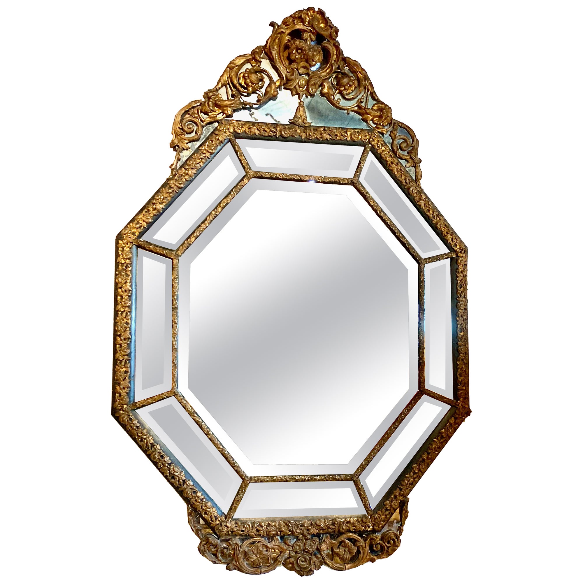 Grand miroir octogonal français en laiton repoussé du 19ème siècle en vente