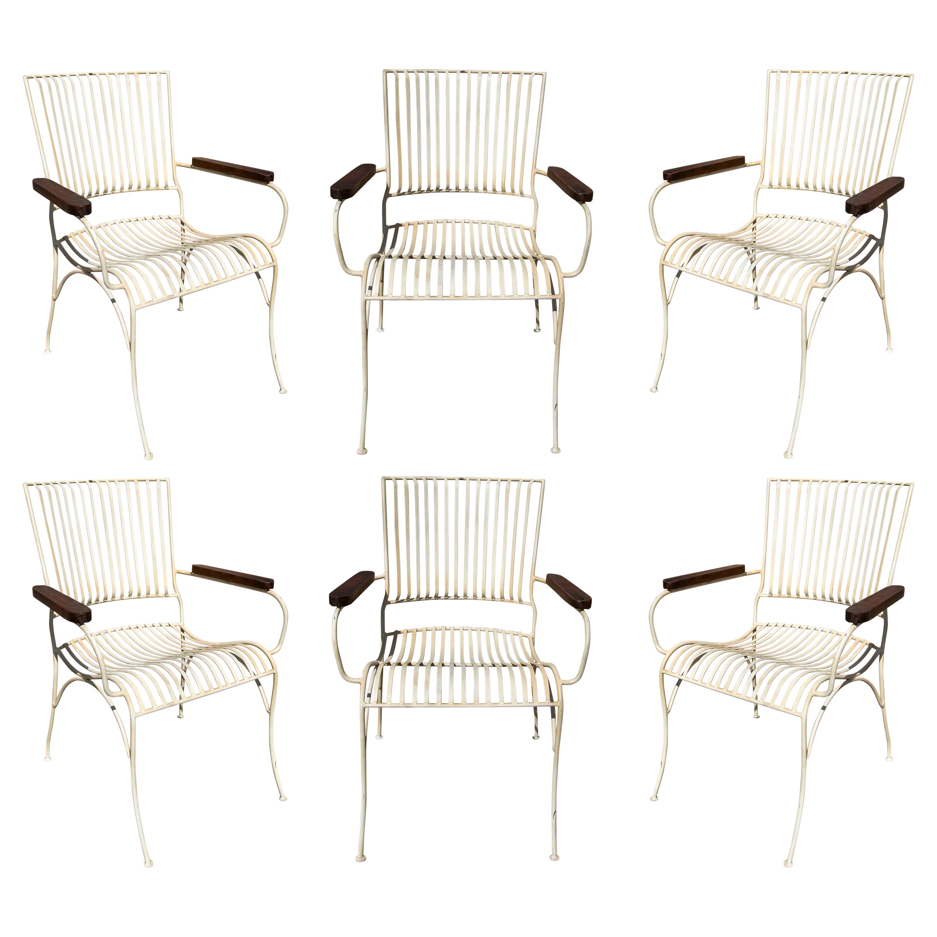 Ensemble de six chaises de jardin en fer avec accoudoirs en bois  en vente