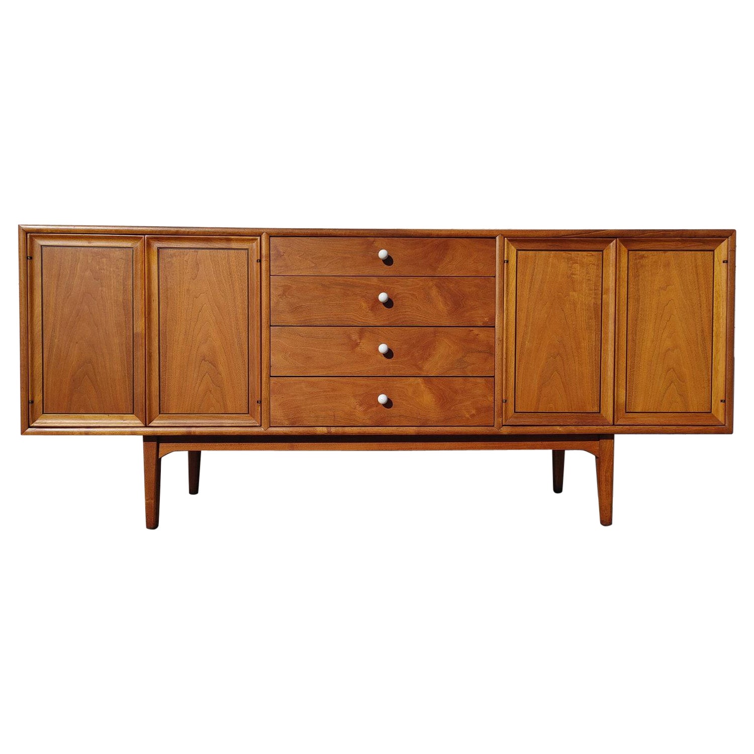 What is the difference between a sideboard and a hutch?