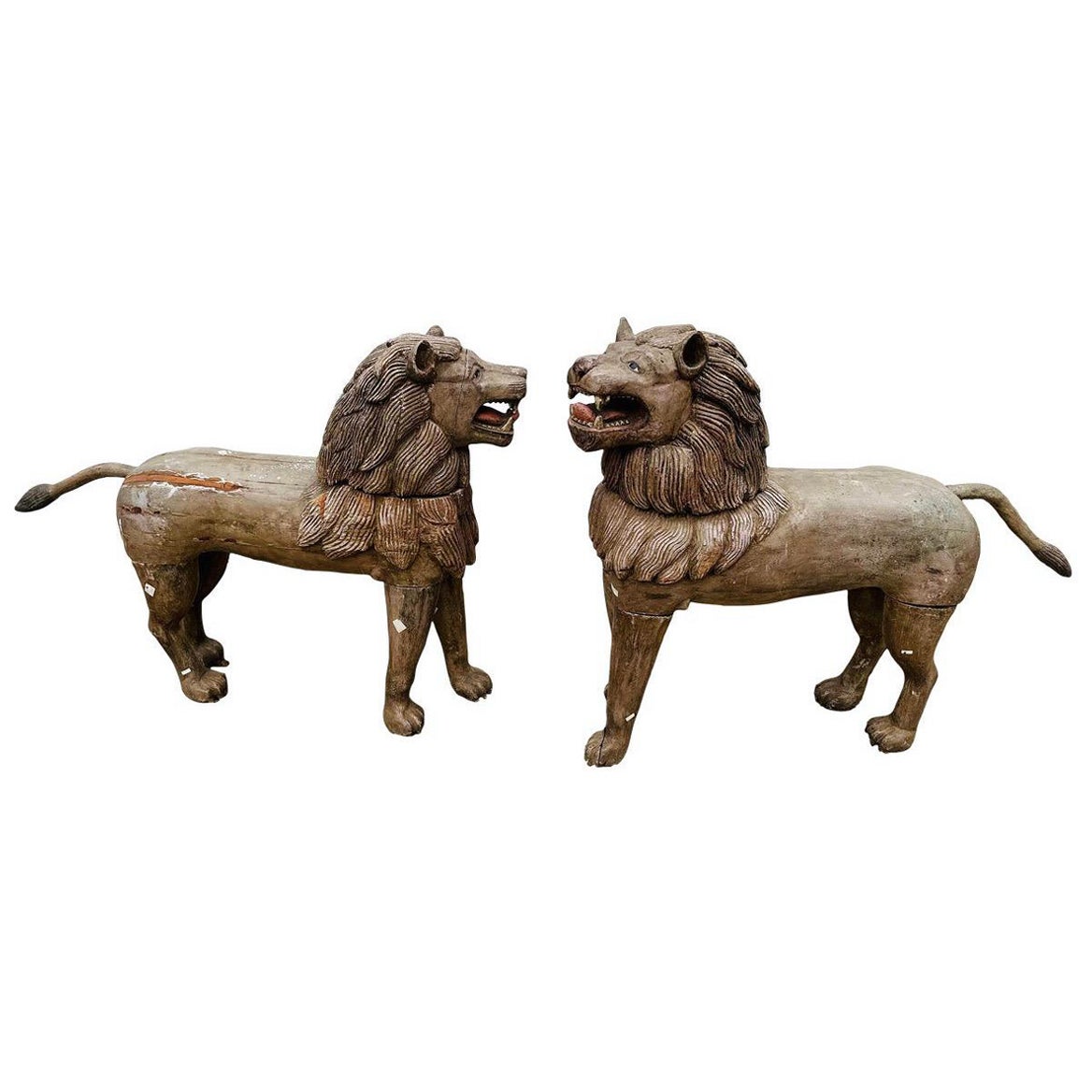 Paire de grands lions asiatiques en bois sculpté du 19ème siècle