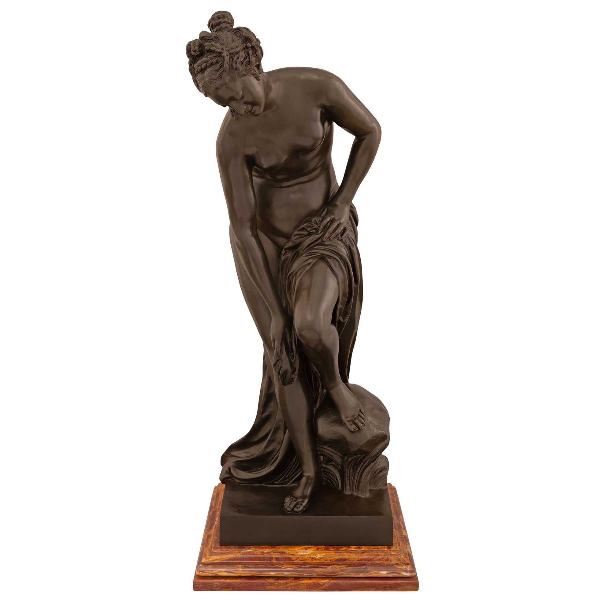 Französische Venusstatue aus patinierter Bronze und Marmor im Badestil aus dem 19. Jahrhundert