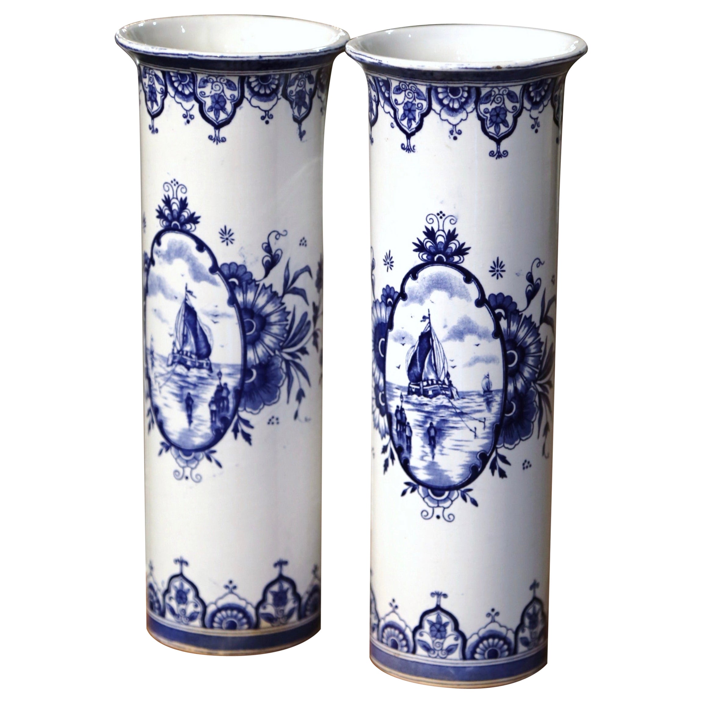 Paar handbemalte belgische Fayence-Vasen mit Segelbootmotiven aus der Jahrhundertmitte
