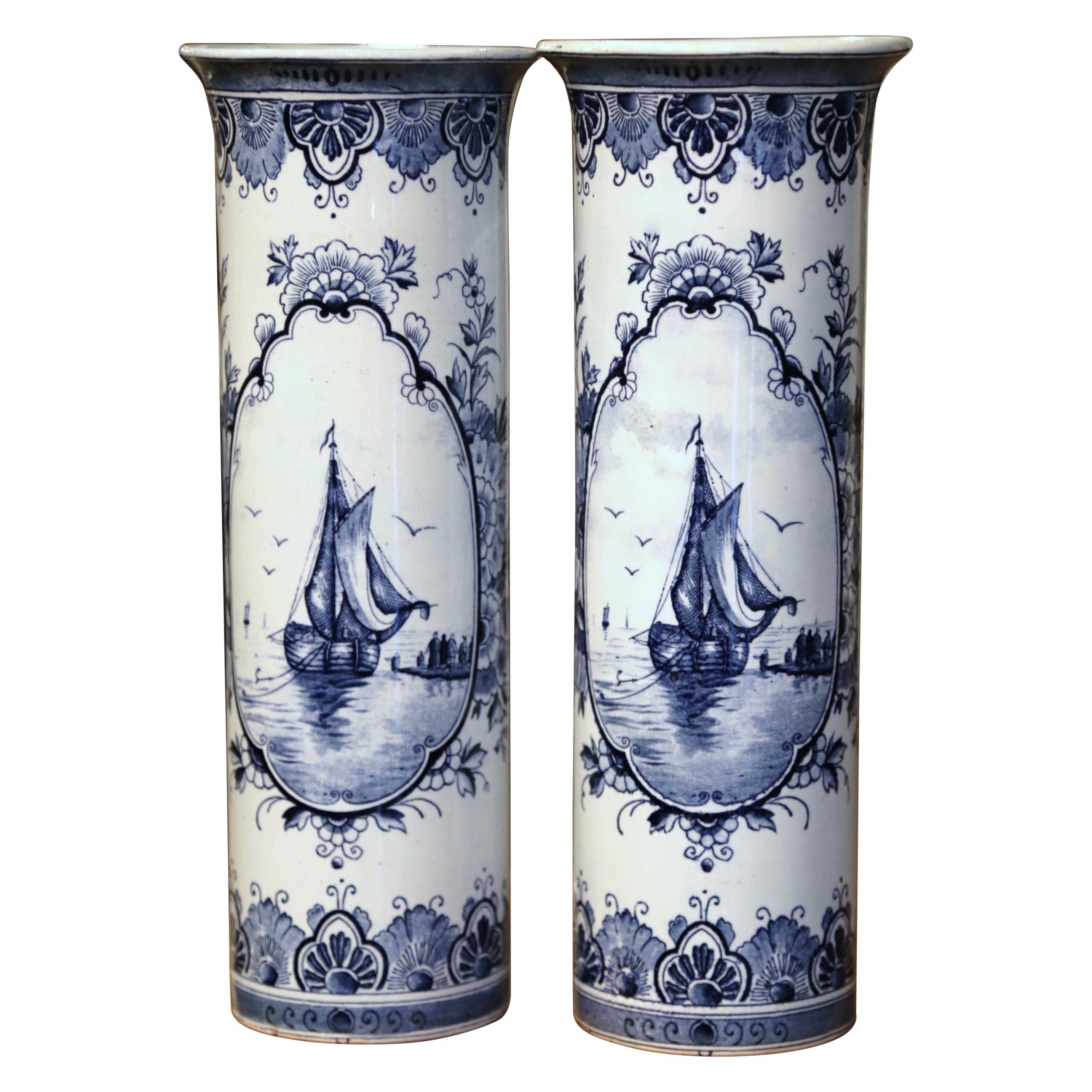 Paar holländische handbemalte Fayence-Delft-Vasen mit Segelbootmotiven aus dem 19.