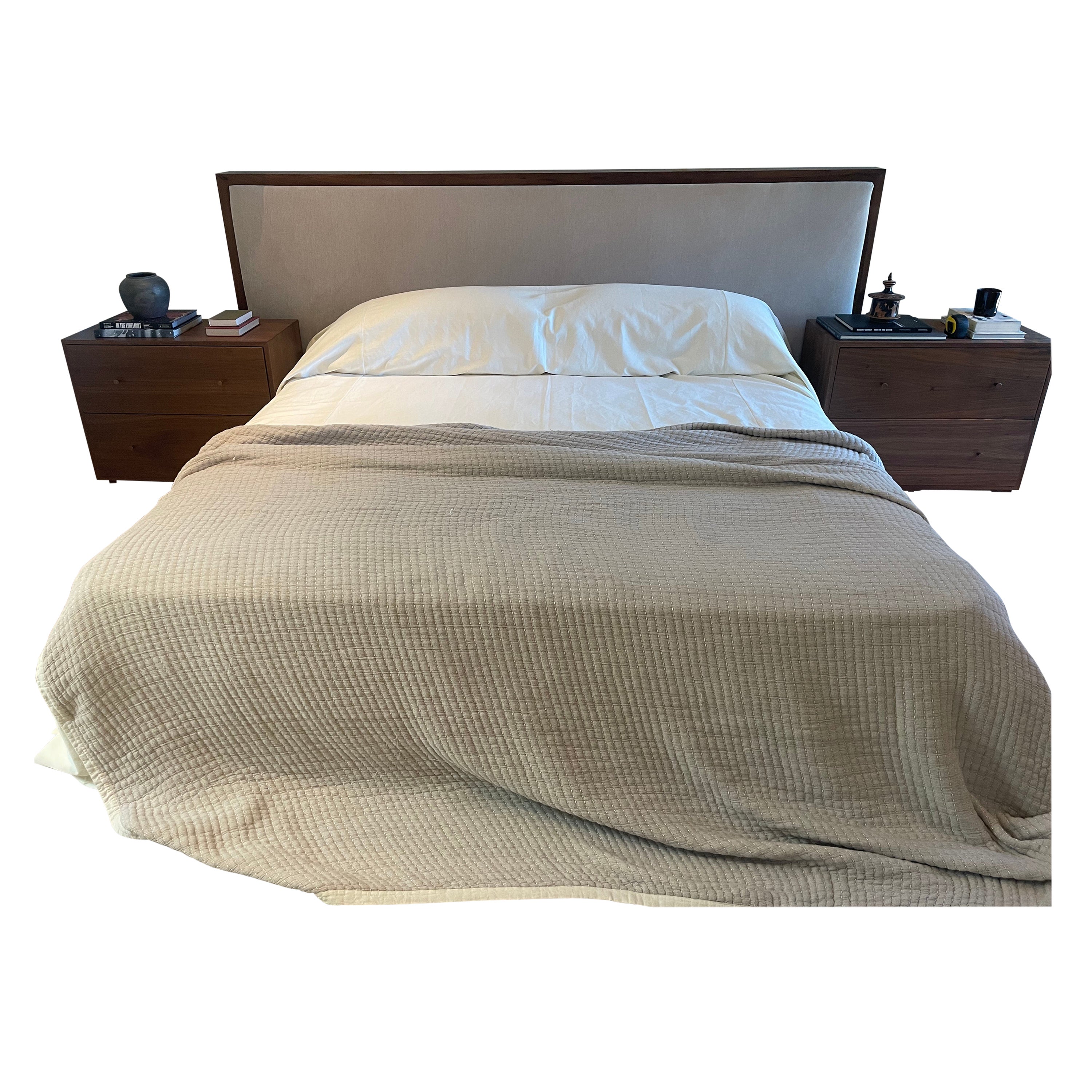 Kingsize-Bett in kaffeefarbenem Nussbaum, Kopfteil aus versilbertem weißem Mohair