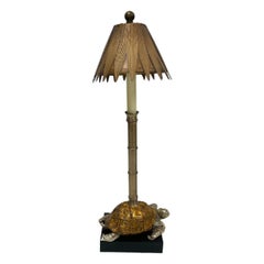 Lampe avec base à motif de tortue et tige en bambou surmontée d'un abat-jour en palmier