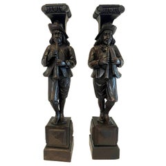 Paire inhabituelle de figurines victoriennes anciennes en chêne sculpté de qualité 