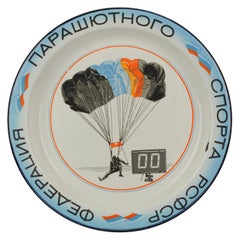 Großer Vintage-Gedenkteller aus der russischen UdSSR mit Fallschirm-Tinplatte in Qualität