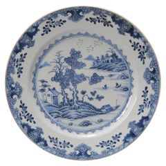 Plat en porcelaine chinoise d'époque antique, pagode de paysage, vers 1730-1750