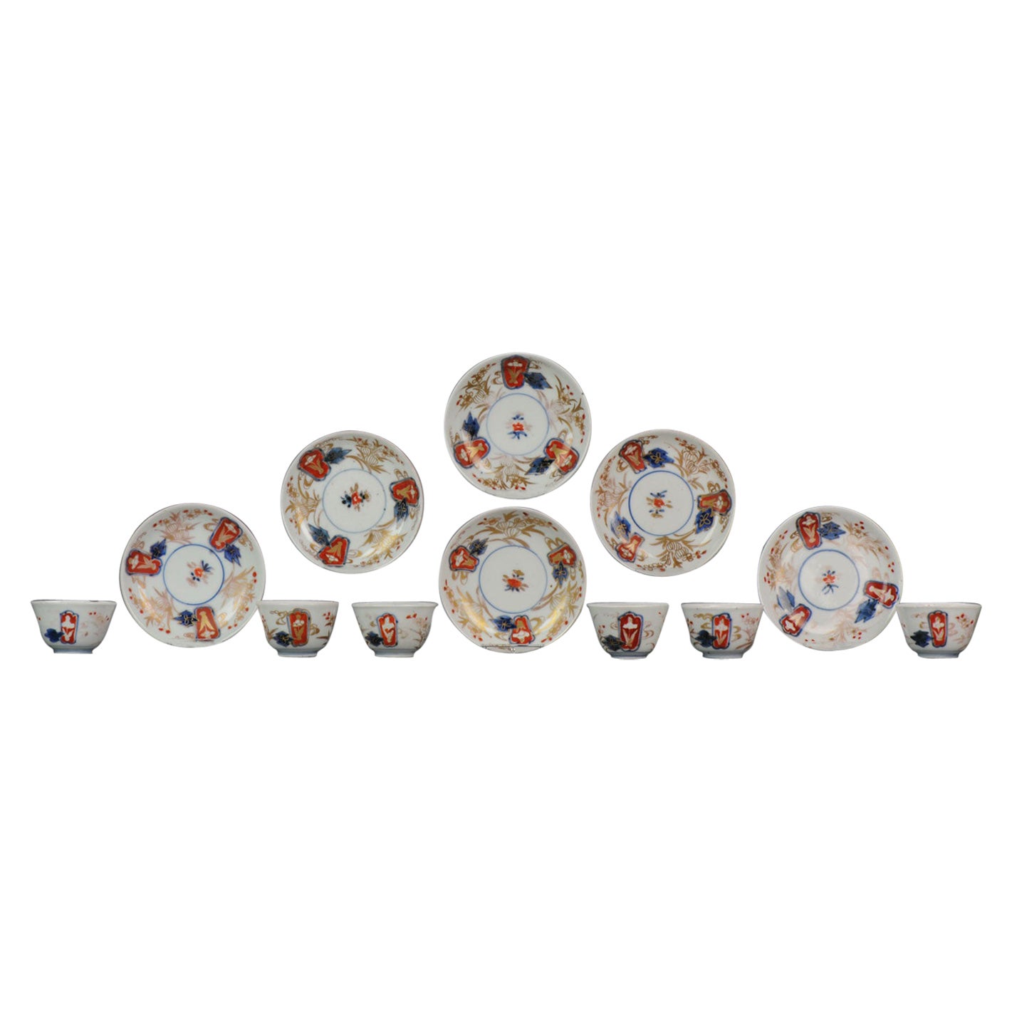 Set von 12 antiken, Super-Japanischen Porzellan-Teeschalen-Tasse/Tasse mit Untertasse und Blumen, 18C im Angebot