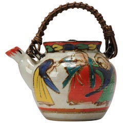 Antike/Vintage farbenfrohe Teekanne mit Figuren und Henkel, 20. Jahrhundert