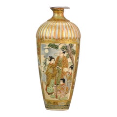 Antike japanische Satsuma-Vase mit verziertem, markiertem Sockel, Japan, 19. Jahrhundert