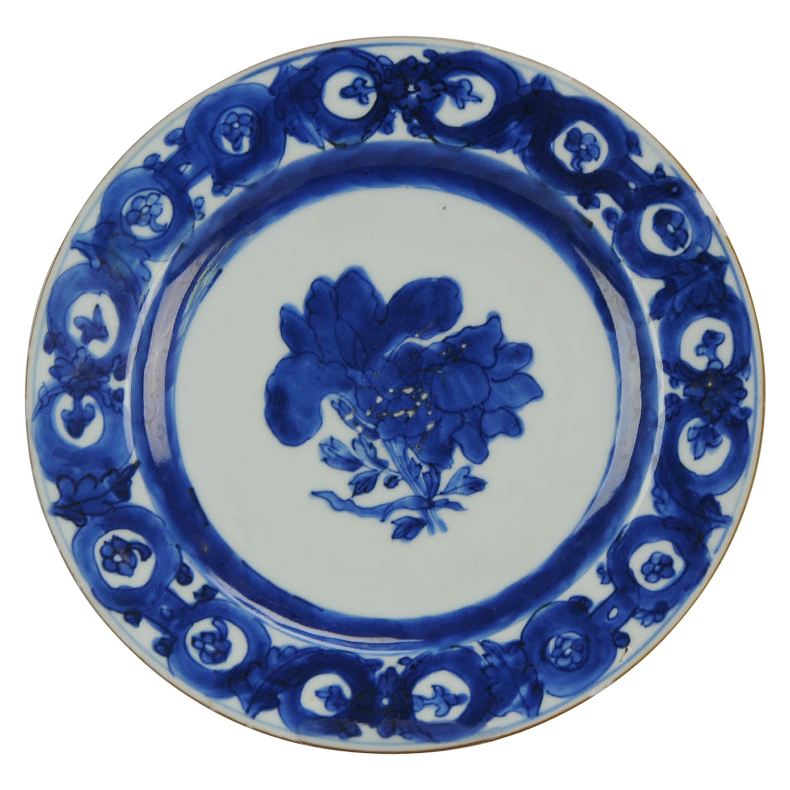Ancienne assiette bleu cobalt décorée de fleurs Sybilla Merian chinoise, 18ème siècle en vente