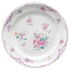 Grand plat ancien Famille Rose avec décoration Qianlong en pivoine, 18ème siècle