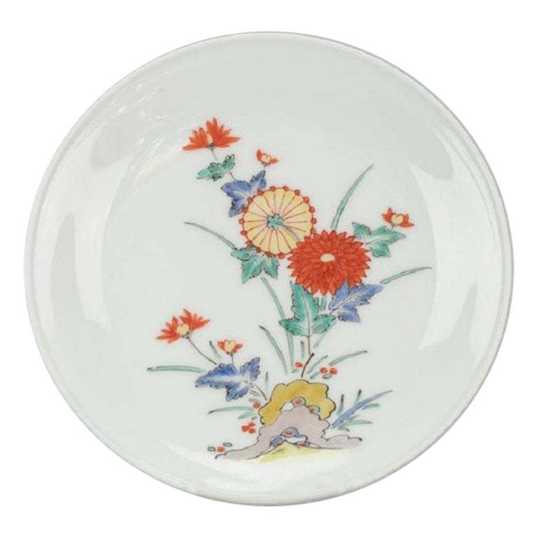Ravissante assiette kakiemon en porcelaine japonaise, fleurs et arbres, milieu du 20e siècle en vente