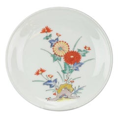 Ravissante assiette kakiemon en porcelaine japonaise, fleurs et arbres, milieu du 20e siècle