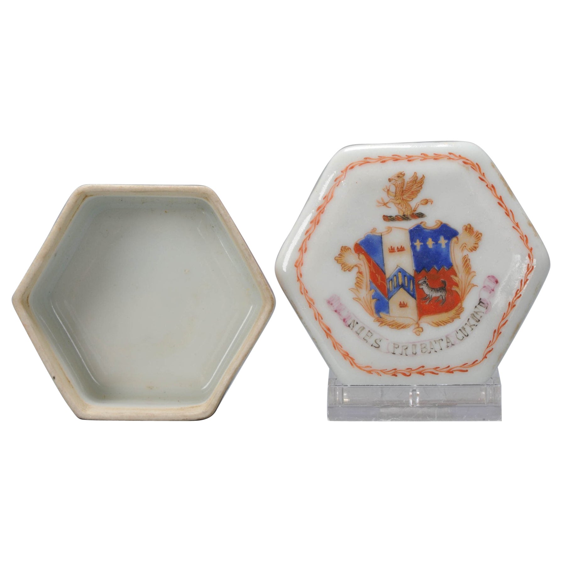 Antique Chinese Armorial Box Porcelain Qianlong/Jiaqing Period For Sale